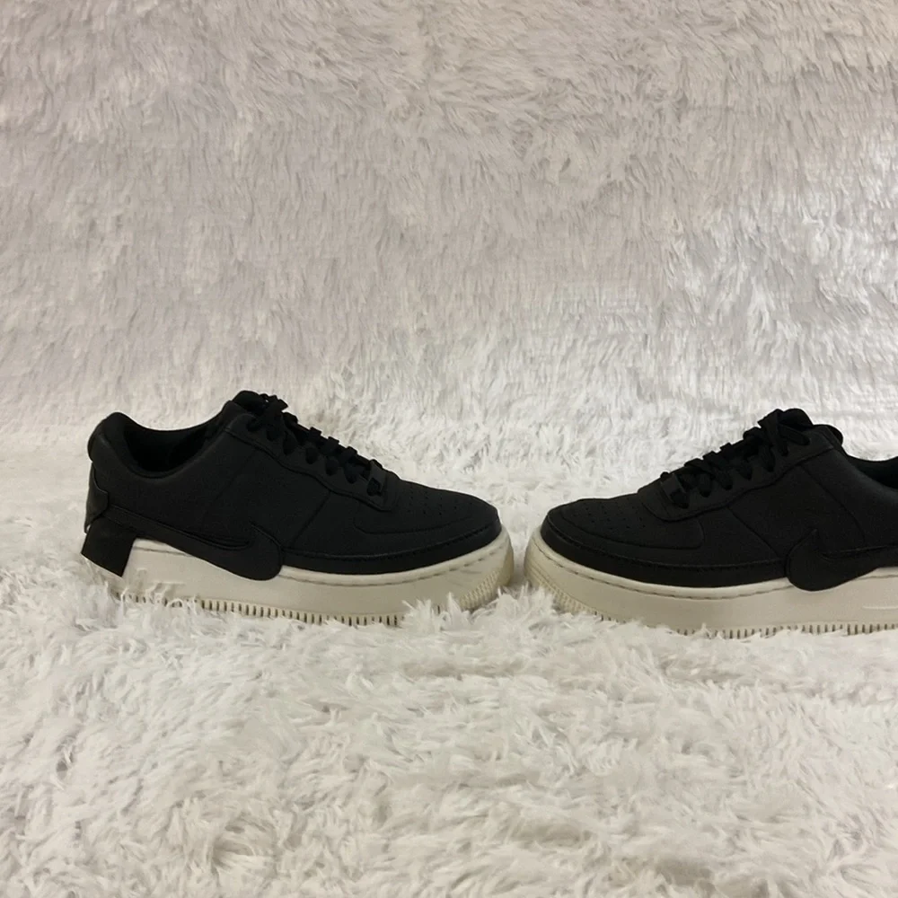 NIKE AIR FORCE 1 WOMEN BLACK LOW BACK SNEAKERS.SIZE-7.